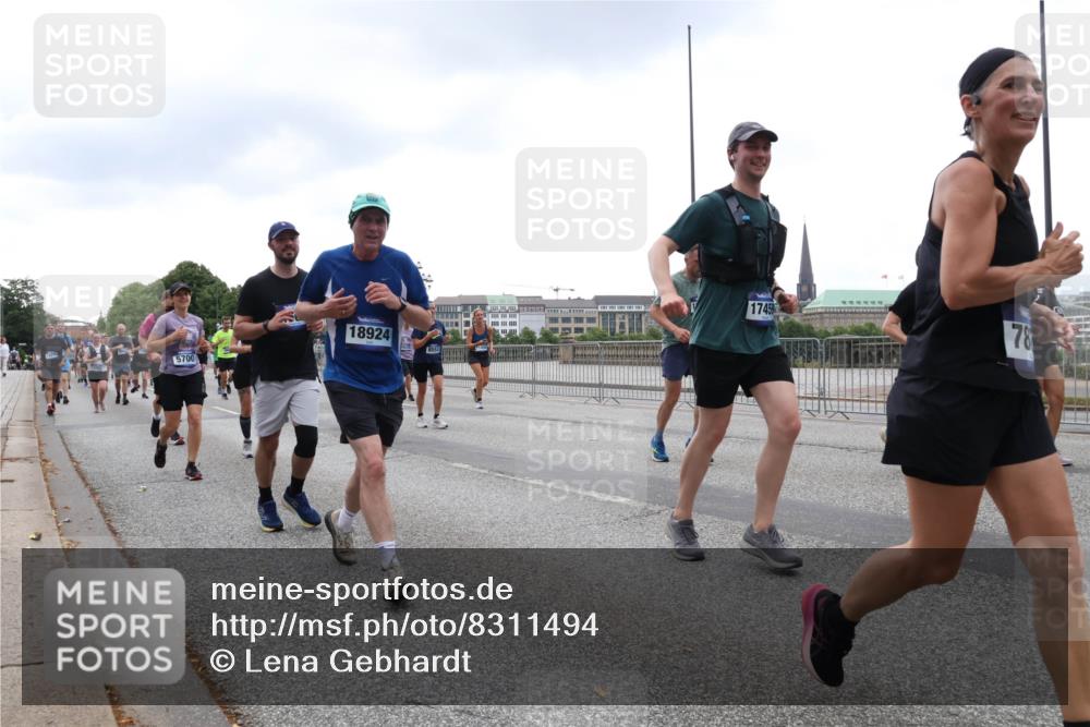 29.06.2025 - hella hamburg halbmarathon Lena Gebhardt http://msf.ph/oto/8311494 29.06.2025 10:47:00 Lombardsbrücke 18924, 5700, 17459, 78, 1073, 1185, 1286, 1363, 1371, 1375, 1593, 1607, 1704, 1720, 1961, 1999, 2162, 2211, 2320, 2327, 2537, 2555, 2556, 2665, 2981, 3277, 3406, 3407, 3469, 3734, 3823, 4184, 4202, 4239, 4296, 4342, 4355, 4483, 4604, 5111, 5114, 5700, 5796, 5953, 6124, 6161, 6485, 6496, 6740, 6879, 7073, 7412, 7430, 7431, 7767, 7827, 8131, 8477, 8486, 8551, 8553, 8684, 8706, 8967, 9691, 10230, 13969, 14261, 15852, 16882, 16987 meine-sportfotos.de