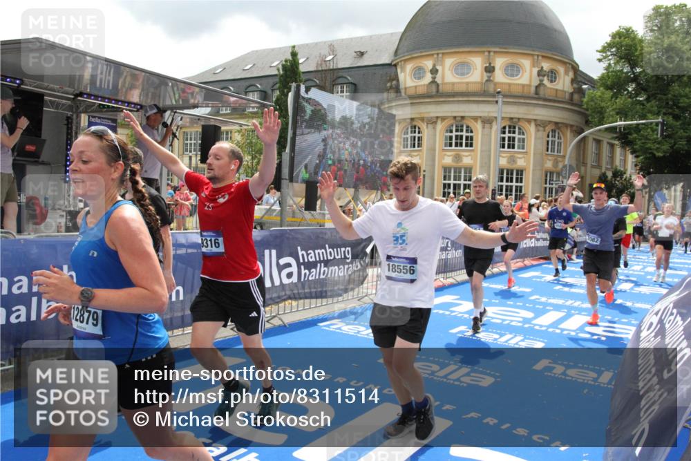 29.06.2025 - hella hamburg halbmarathon Michael Strokosch http://msf.ph/oto/8311514 29.06.2025 10:58:39 Ziel 2619, 2978, 3251, 4467, 5341, 6592, 6595, 7082, 7659, 8322, 9316, 12712, 12809, 12862, 12879, 13694, 18501, 18556 meine-sportfotos.de