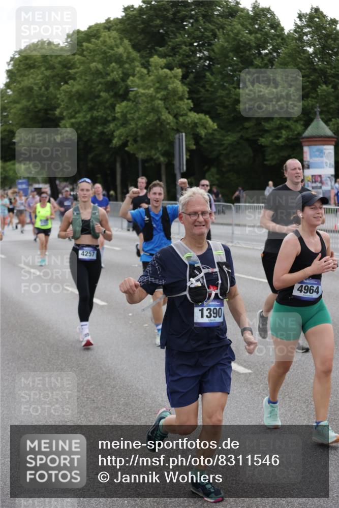 29.06.2025 - hella hamburg halbmarathon Jannik Wohlers http://msf.ph/oto/8311546 29.06.2025 10:38:30 Lombardsbrücke 56, 1232, 1390, 1451, 2524, 2534, 2693, 3307, 3745, 3927, 4257, 4320, 4410, 4964, 6062, 7263, 7849, 8367, 8583, 8747, 8783, 9455, 9708, 10072, 10554, 10604, 11059, 12028, 12072, 12722, 13060, 13922, 14557, 14558, 14856, 15755, 16181, 16346, 16388, 18050, 18504 meine-sportfotos.de