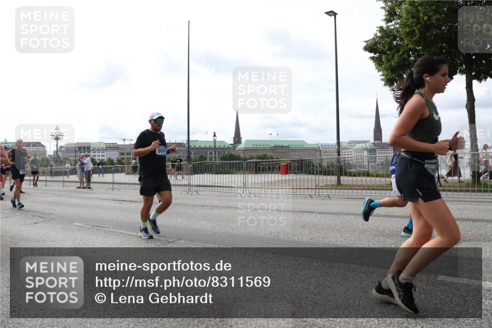 29.06.2025 - hella hamburg halbmarathon Lena Gebhardt http://msf.ph/oto/8311569 29.06.2025 10:22:01 Lombardsbrücke 9002, 1003, 1072, 1158, 1191, 1250, 1294, 1419, 1668, 1958, 1963, 2009, 2063, 2172, 2315, 2353, 2514, 2529, 2744, 3050, 3172, 3458, 3606, 3768, 3995, 4046, 4289, 4366, 4375, 4376, 4970, 5122, 5641, 5759, 5957, 6086, 6307, 6475, 6676, 6805, 6881, 6977, 7075, 7162, 7612, 7672, 8286, 8431, 8715, 8860, 8884, 8896, 8954, 8959, 9002, 9062, 9369, 9483, 10874 meine-sportfotos.de