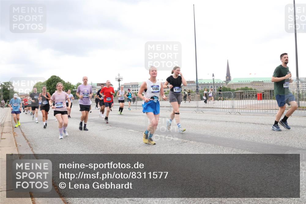 29.06.2025 - hella hamburg halbmarathon Lena Gebhardt http://msf.ph/oto/8311577 29.06.2025 10:56:32 Lombardsbrücke 9435, 17494, 17494, 18247, 8766, 2915, 5580, 9383, 1461, 1047, 1113, 1738, 1909, 2095, 2143, 2307, 2887, 2915, 2991, 3257, 3418, 3438, 3516, 3517, 3520, 3614, 3675, 3676, 3953, 3987, 4083, 4094, 4118, 4354, 4773, 4836, 5237, 5438, 5580, 5693, 5757, 5911, 5944, 6348, 6349, 6690, 6968, 7025, 7028, 7090, 7307, 7381, 7711, 8005, 8108, 8150, 8305, 8517, 8606, 8766, 8939, 8943, 9172, 9210, 9383, 9435, 9606, 9910, 9948, 9953, 10555, 10569, 10571, 10740, 10784, 10987 meine-sportfotos.de