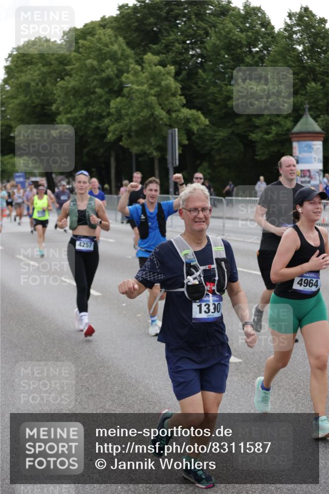 29.06.2025 - hella hamburg halbmarathon Jannik Wohlers http://msf.ph/oto/8311587 29.06.2025 10:38:30 Lombardsbrücke 56, 1232, 1390, 1451, 2524, 2534, 2693, 3307, 3745, 3927, 4257, 4320, 4410, 4964, 6062, 7263, 7849, 8367, 8583, 8747, 8783, 9455, 9708, 10072, 10554, 10604, 11059, 12028, 12072, 12722, 13060, 13922, 14557, 14558, 14856, 15755, 16181, 16346, 16388, 18050, 18504 meine-sportfotos.de