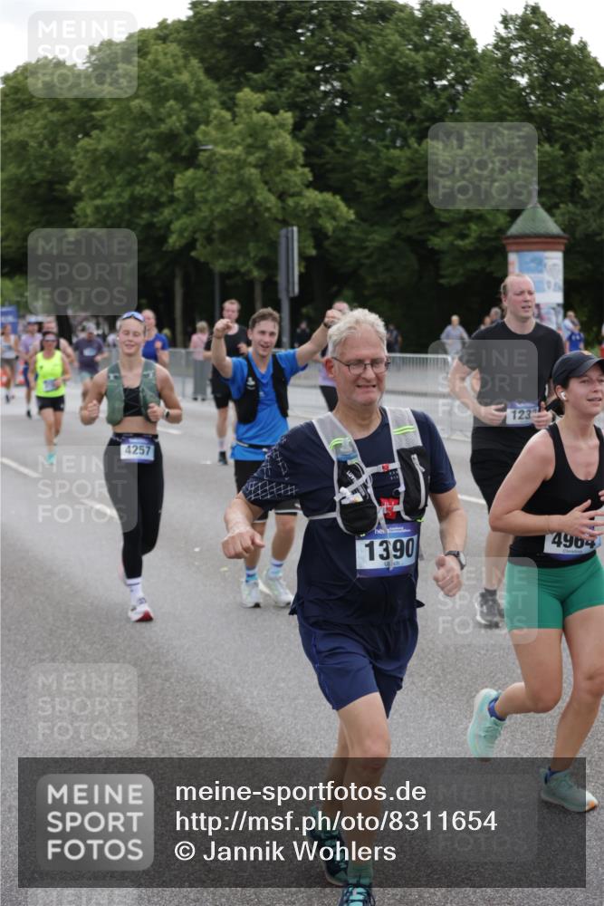 29.06.2025 - hella hamburg halbmarathon Jannik Wohlers http://msf.ph/oto/8311654 29.06.2025 10:38:30 Lombardsbrücke 56, 1232, 1390, 1451, 2524, 2534, 2693, 3307, 3745, 3927, 4257, 4320, 4410, 4964, 6062, 7263, 7849, 8367, 8583, 8747, 8783, 9455, 9708, 10072, 10554, 10604, 11059, 12028, 12072, 12722, 13060, 13922, 14557, 14558, 14856, 15755, 16181, 16346, 16388, 18050, 18504 meine-sportfotos.de