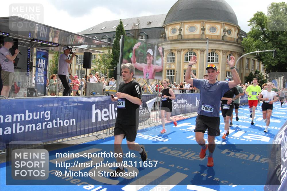 29.06.2025 - hella hamburg halbmarathon Michael Strokosch http://msf.ph/oto/8311657 29.06.2025 10:58:40 Ziel 2619, 2978, 3251, 4467, 5341, 6592, 6595, 7082, 7659, 8322, 9316, 12712, 12809, 12862, 12879, 13694, 15197, 18501, 18556, 18587 meine-sportfotos.de