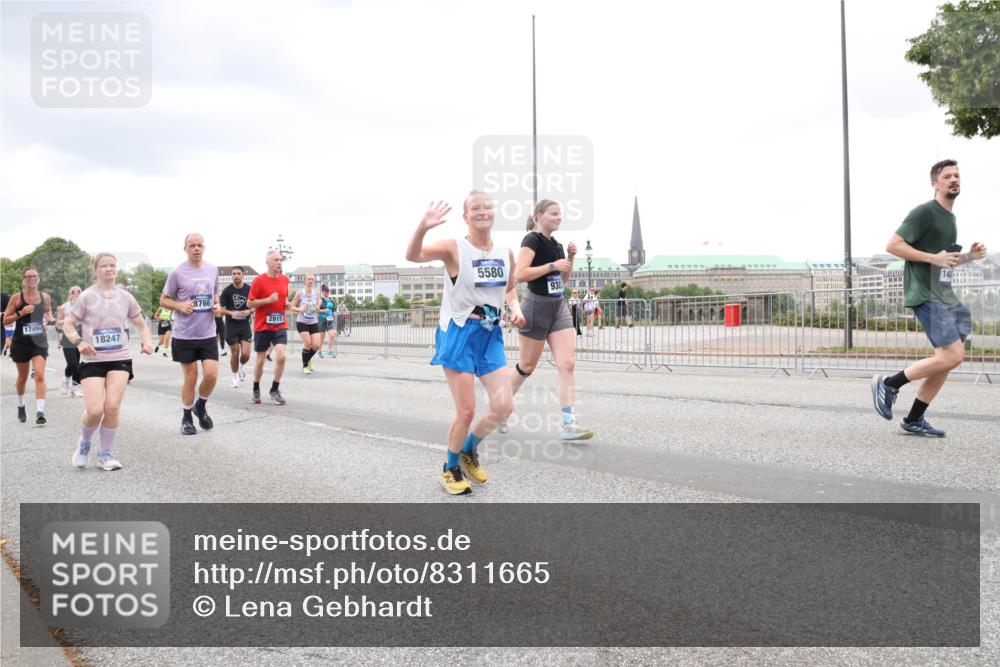 29.06.2025 - hella hamburg halbmarathon Lena Gebhardt http://msf.ph/oto/8311665 29.06.2025 10:56:32 Lombardsbrücke 17494, 18247, 8766, 2915, 5580, 938, 146, 1047, 1113, 1738, 1909, 2095, 2143, 2307, 2887, 2915, 2991, 3257, 3418, 3438, 3516, 3517, 3520, 3614, 3675, 3676, 3953, 3987, 4083, 4094, 4118, 4354, 4773, 4836, 5237, 5438, 5580, 5693, 5757, 5911, 5944, 6348, 6349, 6690, 6968, 7025, 7028, 7090, 7307, 7381, 7711, 8005, 8108, 8150, 8305, 8517, 8606, 8766, 8939, 8943, 9172, 9210, 9383, 9435, 9606, 9910, 9948, 9953, 10555, 10569, 10571, 10740, 10784, 10987 meine-sportfotos.de