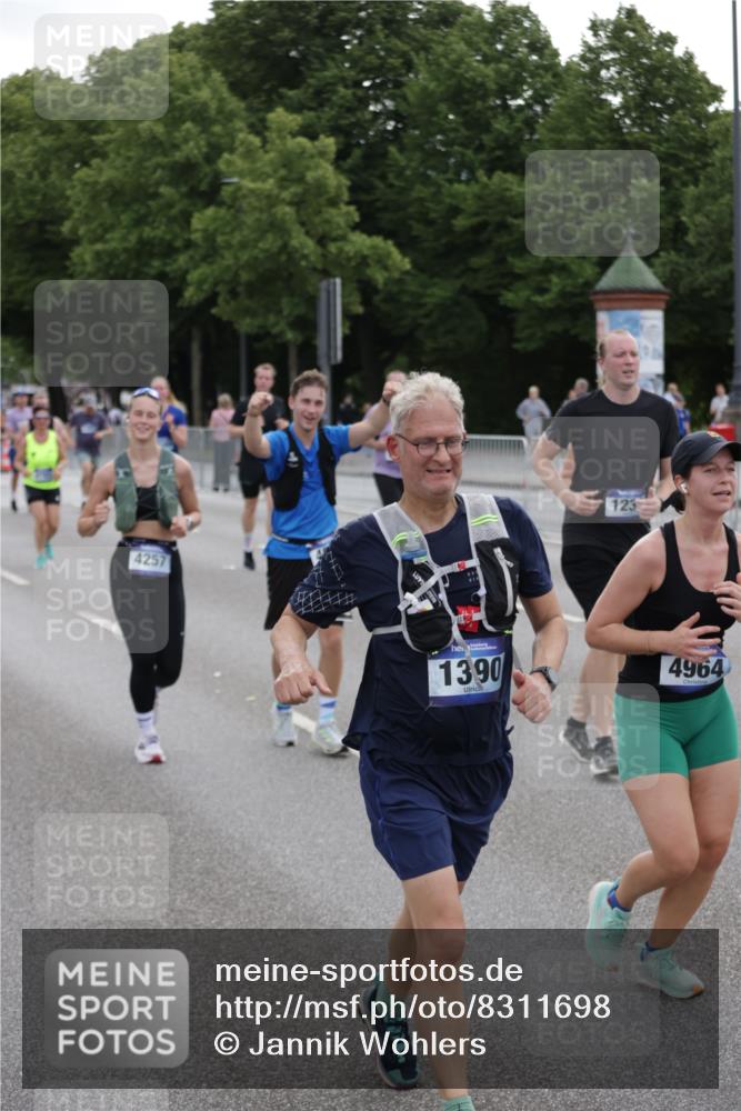 29.06.2025 - hella hamburg halbmarathon Jannik Wohlers http://msf.ph/oto/8311698 29.06.2025 10:38:31 Lombardsbrücke 1232, 1390, 1451, 2524, 2534, 2693, 3307, 3745, 3927, 4257, 4320, 4410, 4964, 6062, 6112, 7263, 8367, 8583, 8747, 8783, 9455, 9708, 9974, 9977, 10072, 10554, 10604, 11059, 12028, 12072, 12722, 13060, 13922, 14557, 14558, 14856, 15755, 16181, 16335, 16346, 16388, 18050, 18504 meine-sportfotos.de