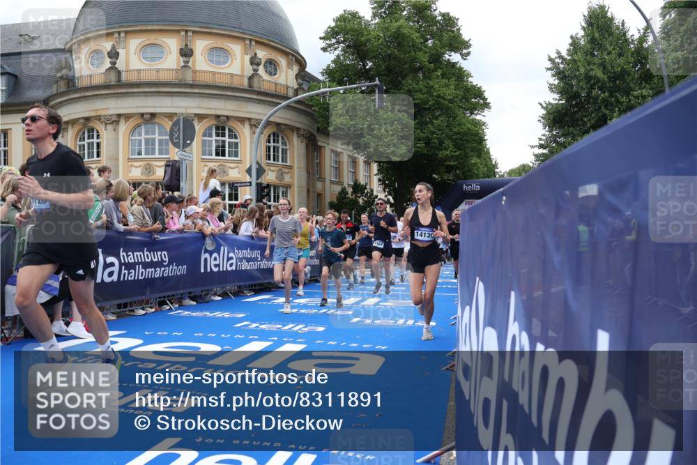 29.06.2025 - hella hamburg halbmarathon Strokosch-Dieckow http://msf.ph/oto/8311891 29.06.2025 10:57:11 Ziel 1387, 1877, 2417, 2676, 4167, 4261, 4940, 8585, 9577, 9884, 9934, 10383, 11590, 11612, 12014, 13691, 13750, 14139, 14408, 14588, 15110, 15229, 15664, 15726, 16625, 17617, 17660, 17779, 17848, 17993, 18208, 19184 meine-sportfotos.de