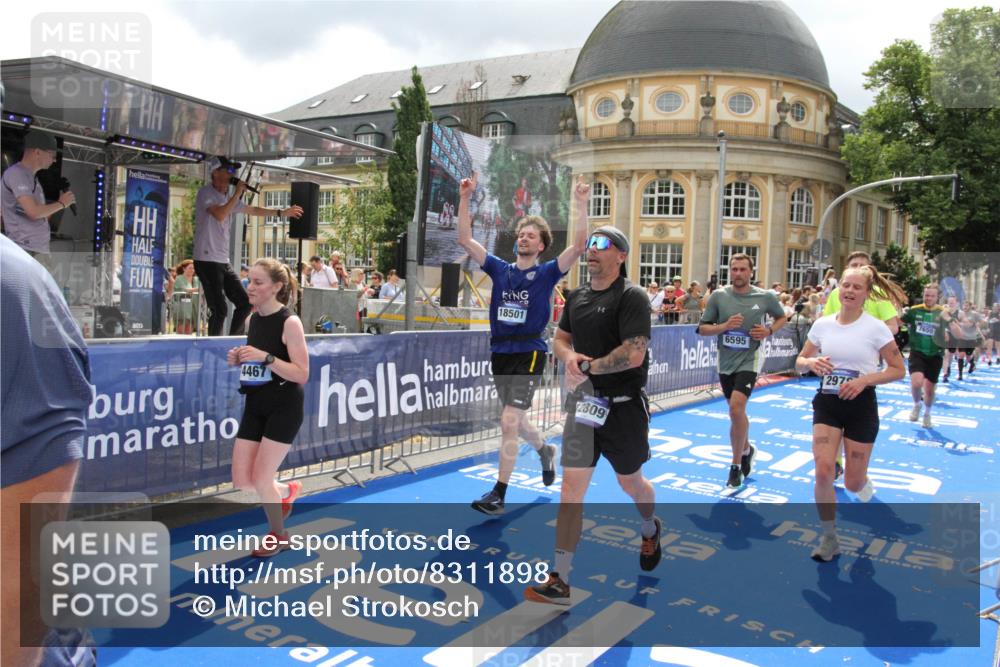 29.06.2025 - hella hamburg halbmarathon Michael Strokosch http://msf.ph/oto/8311898 29.06.2025 10:58:41 Ziel 1319, 2619, 2978, 3251, 4467, 6592, 6595, 7082, 7659, 8322, 9316, 12712, 12809, 12862, 12879, 13694, 15197, 16189, 18501, 18556, 18587 meine-sportfotos.de