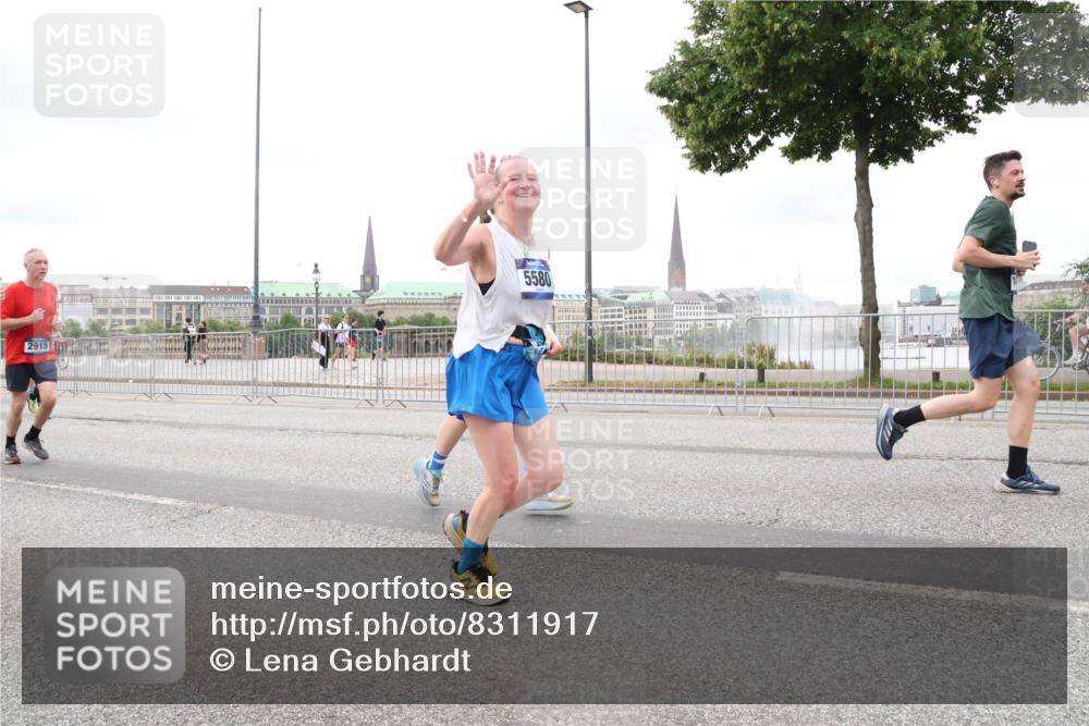 29.06.2025 - hella hamburg halbmarathon Lena Gebhardt http://msf.ph/oto/8311917 29.06.2025 10:56:33 Lombardsbrücke 2915, 5580, 1047, 1113, 1738, 1909, 2095, 2143, 2307, 2887, 2915, 2991, 3257, 3418, 3438, 3516, 3517, 3520, 3614, 3675, 3676, 3953, 3987, 4083, 4094, 4118, 4354, 4773, 4836, 5237, 5438, 5580, 5693, 5757, 5911, 5944, 6348, 6349, 6690, 6968, 7025, 7028, 7090, 7307, 7381, 7711, 8005, 8108, 8150, 8305, 8517, 8606, 8766, 8939, 8943, 9172, 9210, 9383, 9435, 9606, 9910, 9948, 9953, 10555, 10569, 10571, 10740, 10784, 10987 meine-sportfotos.de