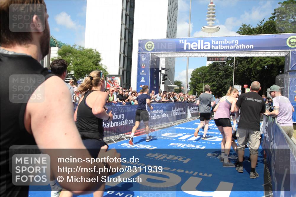 29.06.2025 - hella hamburg halbmarathon Michael Strokosch http://msf.ph/oto/8311939 29.06.2025 11:35:10 Ziel 4970, 5822, 6359, 9034, 9288, 10159, 11440, 11587, 11642, 11825, 11979, 15475, 15572, 15677, 15841, 15845, 16464, 17553, 18012, 18087, 19099 meine-sportfotos.de