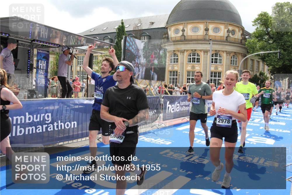 29.06.2025 - hella hamburg halbmarathon Michael Strokosch http://msf.ph/oto/8311955 29.06.2025 10:58:41 Ziel 1319, 2619, 2978, 3251, 4467, 6592, 6595, 7082, 7659, 8322, 9316, 12712, 12809, 12862, 12879, 13694, 15197, 16189, 18501, 18556, 18587 meine-sportfotos.de