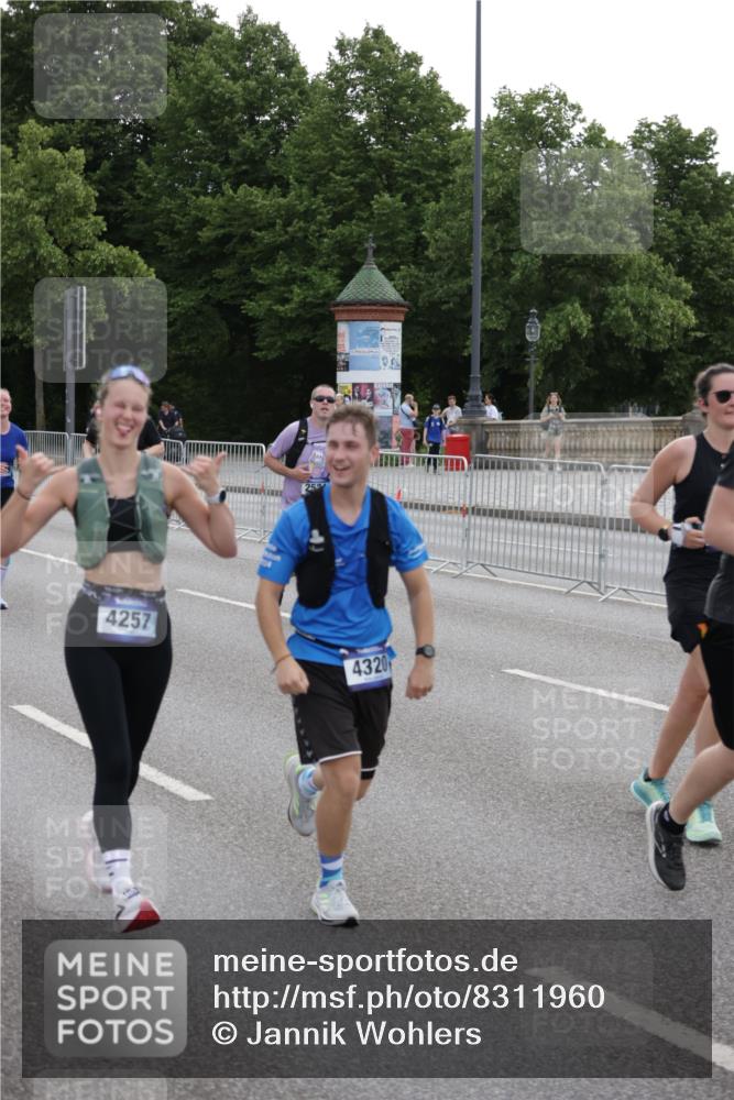 29.06.2025 - hella hamburg halbmarathon Jannik Wohlers http://msf.ph/oto/8311960 29.06.2025 10:38:32 Lombardsbrücke 1232, 1390, 1451, 2524, 2534, 2693, 3307, 3745, 3927, 4257, 4320, 4410, 4964, 6062, 6112, 7263, 8367, 8747, 8783, 9455, 9708, 9974, 9977, 10072, 10554, 10604, 11059, 12028, 12072, 12410, 12722, 13060, 13922, 14557, 14558, 14856, 16181, 16335, 16346, 16388, 16841, 18050, 18504 meine-sportfotos.de