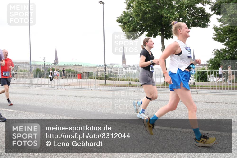 29.06.2025 - hella hamburg halbmarathon Lena Gebhardt http://msf.ph/oto/8312044 29.06.2025 10:56:33 Lombardsbrücke 2915, 93, 1047, 1113, 1738, 1909, 2095, 2143, 2307, 2887, 2915, 2991, 3257, 3418, 3438, 3516, 3517, 3520, 3614, 3675, 3676, 3953, 3987, 4083, 4094, 4118, 4354, 4773, 4836, 5237, 5438, 5580, 5693, 5757, 5911, 5944, 6348, 6349, 6690, 6968, 7025, 7028, 7090, 7307, 7381, 7711, 8005, 8108, 8150, 8305, 8517, 8606, 8766, 8939, 8943, 9172, 9210, 9383, 9435, 9606, 9910, 9948, 9953, 10555, 10569, 10571, 10740, 10784, 10987 meine-sportfotos.de