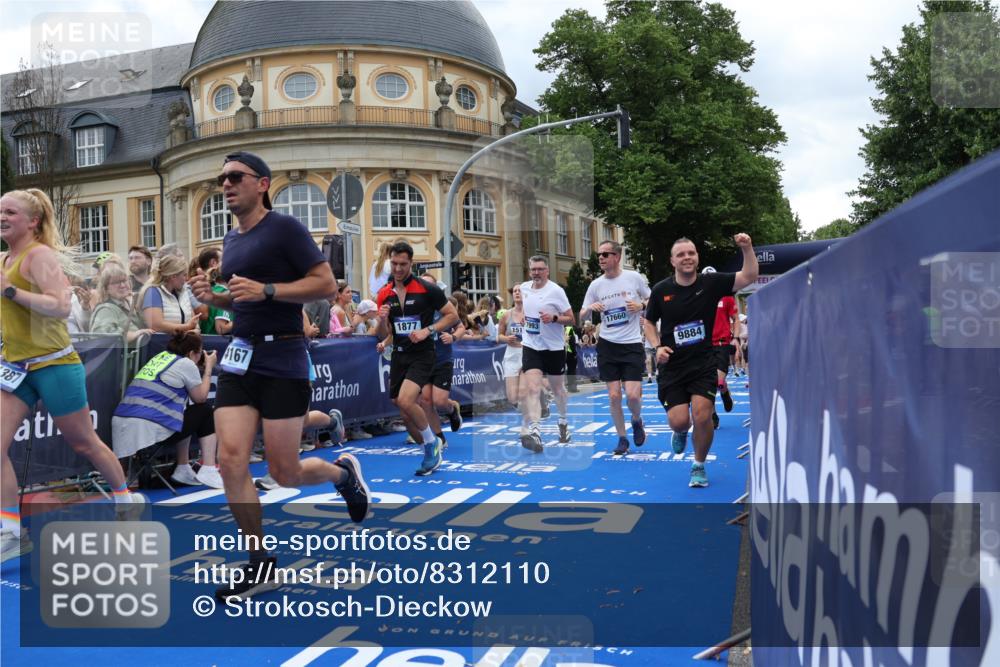 29.06.2025 - hella hamburg halbmarathon Strokosch-Dieckow http://msf.ph/oto/8312110 29.06.2025 10:57:14 Ziel 1387, 1877, 2417, 2676, 4167, 4940, 5926, 6272, 8585, 9450, 9577, 9884, 9934, 10383, 11590, 11612, 12014, 12590, 13664, 13750, 14139, 15110, 15229, 15664, 15726, 16625, 17660, 17779, 17848, 17993, 19184 meine-sportfotos.de