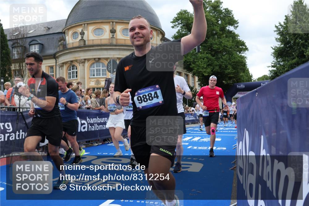 29.06.2025 - hella hamburg halbmarathon Strokosch-Dieckow http://msf.ph/oto/8312254 29.06.2025 10:57:15 Ziel 1387, 1877, 2417, 2676, 4167, 4940, 5926, 6272, 8585, 9450, 9577, 9884, 9934, 10383, 11590, 11612, 12014, 12590, 13664, 13750, 14139, 15110, 15229, 15664, 15726, 16625, 17660, 17779, 17848, 17993, 19184 meine-sportfotos.de