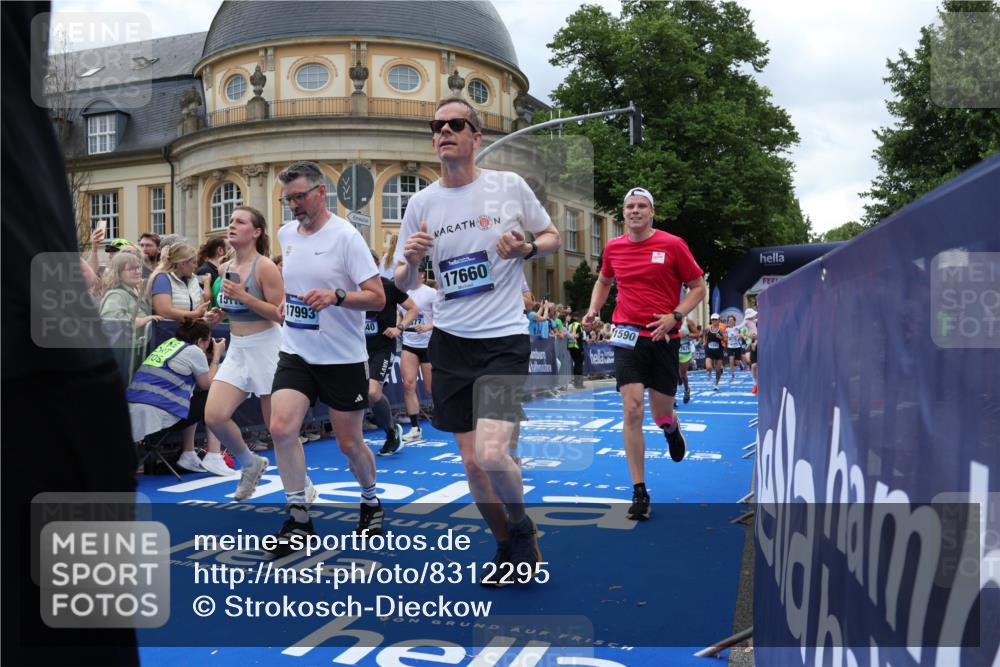 29.06.2025 - hella hamburg halbmarathon Strokosch-Dieckow http://msf.ph/oto/8312295 29.06.2025 10:57:15 Ziel 1387, 1877, 2417, 2676, 4167, 4940, 5926, 6272, 8585, 9450, 9577, 9884, 9934, 10383, 11590, 11612, 12014, 12590, 13664, 13750, 14139, 15110, 15229, 15664, 15726, 16625, 17660, 17779, 17848, 17993, 19184 meine-sportfotos.de