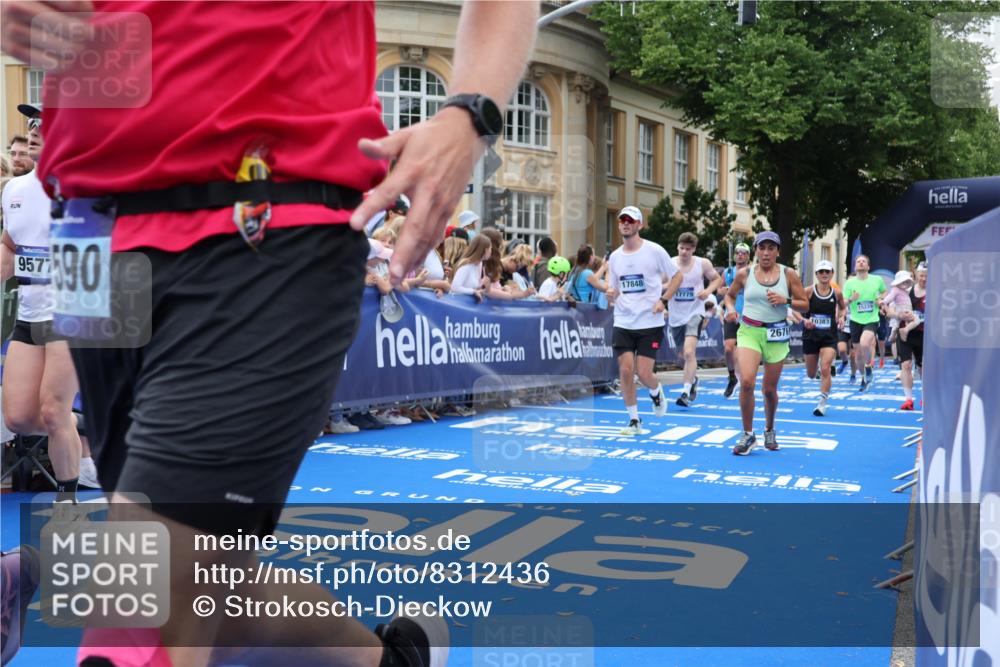29.06.2025 - hella hamburg halbmarathon Strokosch-Dieckow http://msf.ph/oto/8312436 29.06.2025 10:57:16 Ziel 1387, 1877, 2417, 2676, 4167, 4940, 5926, 6272, 8585, 9450, 9577, 9884, 9934, 10383, 11590, 11612, 12014, 12590, 13664, 13750, 14139, 15110, 15229, 15664, 16625, 16830, 17160, 17660, 17779, 17848, 17993, 19184 meine-sportfotos.de