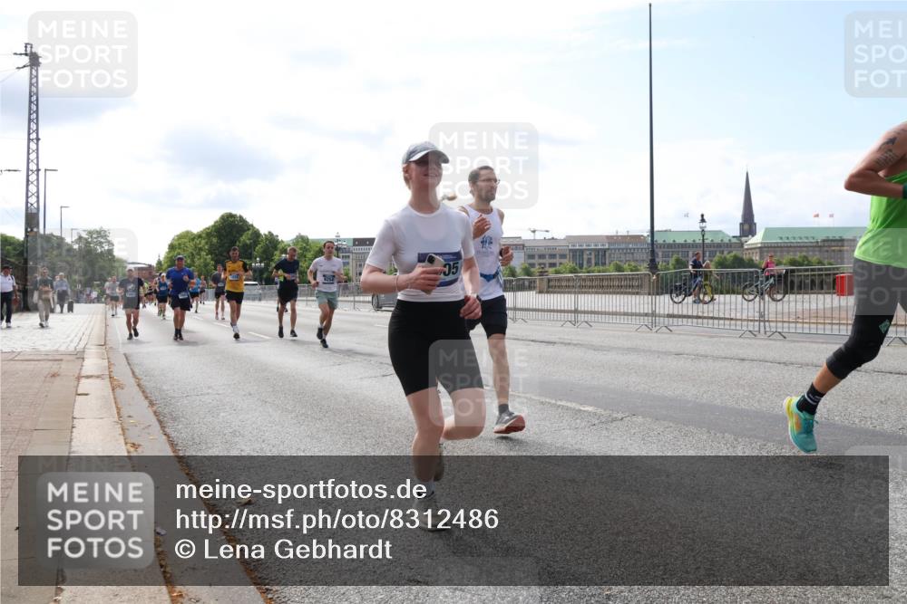 29.06.2025 - hella hamburg halbmarathon Lena Gebhardt http://msf.ph/oto/8312486 29.06.2025 10:12:22 Lombardsbrücke 05, 24, 1062, 1249, 1610, 1785, 1790, 1850, 2661, 2963, 2964, 3182, 3248, 3262, 3746, 4453, 4499, 4554, 5150, 5166, 5176, 5597, 5598, 6822, 6871, 6966, 7014, 7474, 8971, 9253, 9254, 9405, 9705, 10409, 10581, 10685, 11509, 11525, 11537, 11581, 11917, 12456, 13171, 13542, 13566, 13816, 14060, 14196, 14313, 14540, 14863, 14868, 15137, 15369, 16379, 16473, 16976, 18178, 18261, 18395, 18429, 18493, 18655 meine-sportfotos.de