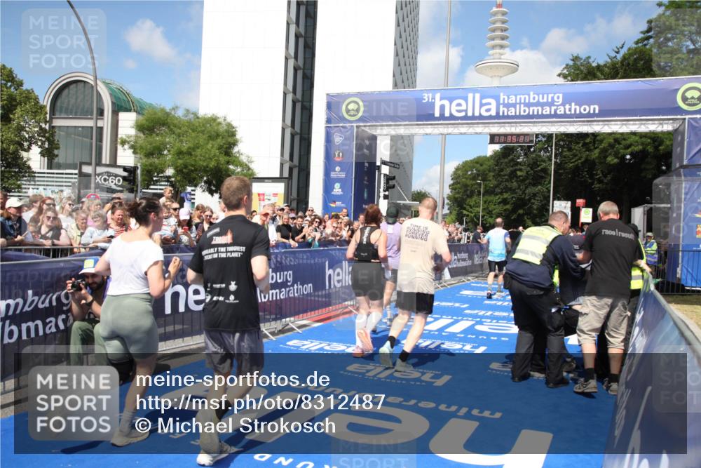29.06.2025 - hella hamburg halbmarathon Michael Strokosch http://msf.ph/oto/8312487 29.06.2025 11:35:19 Ziel 4444, 5566, 5718, 7018, 7148, 7975, 10434, 13437, 15222, 15841, 18012, 18478, 18709 meine-sportfotos.de