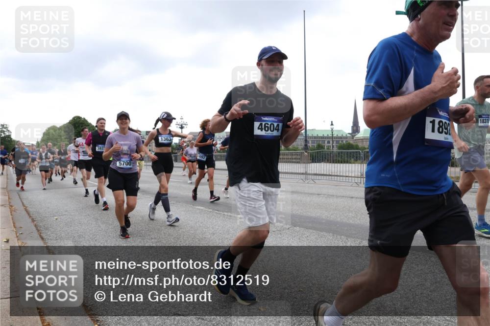 29.06.2025 - hella hamburg halbmarathon Lena Gebhardt http://msf.ph/oto/8312519 29.06.2025 10:47:01 Lombardsbrücke 3823, 5700, 1363, 9092, 4604, 1892, 1831, 1073, 1185, 1286, 1363, 1371, 1375, 1593, 1607, 1704, 1720, 1961, 1999, 2162, 2211, 2320, 2327, 2537, 2555, 2556, 2665, 2981, 3277, 3406, 3407, 3469, 3734, 3823, 4184, 4202, 4239, 4296, 4342, 4355, 4483, 4604, 5111, 5114, 5700, 5796, 5953, 6485, 6496, 6740, 6879, 7073, 7412, 7430, 7431, 7767, 7827, 8131, 8477, 8486, 8553, 8684, 8706, 8967, 9691, 10230, 13969, 14261, 15852, 16882, 16987 meine-sportfotos.de