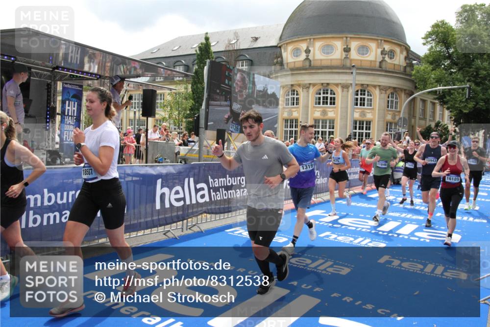29.06.2025 - hella hamburg halbmarathon Michael Strokosch http://msf.ph/oto/8312538 29.06.2025 10:58:47 Ziel 1319, 2488, 2656, 2840, 5675, 6592, 6720, 8322, 8929, 10539, 10943, 11605, 11846, 12862, 13512, 13880, 14266, 14902, 14965, 15197, 16189, 17630, 17839, 18587 meine-sportfotos.de