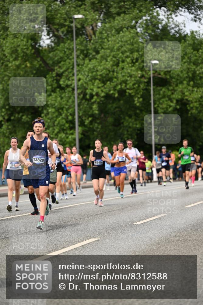 29.06.2025 - hella hamburg halbmarathon Dr. Thomas Lammeyer http://msf.ph/oto/8312588 29.06.2025 10:38:37 Kennedybrücke 1025, 1705, 1787, 2376, 2496, 2510, 2511, 2801, 3145, 3420, 3829, 4479, 4540, 4942, 5609, 6034, 6105, 6109, 6574, 6718, 6727, 6843, 7324, 7329, 7644, 8021, 8202, 8282, 8589, 8965, 9094, 9379, 9448, 9514, 10007, 10674, 11122, 11245, 11432 meine-sportfotos.de