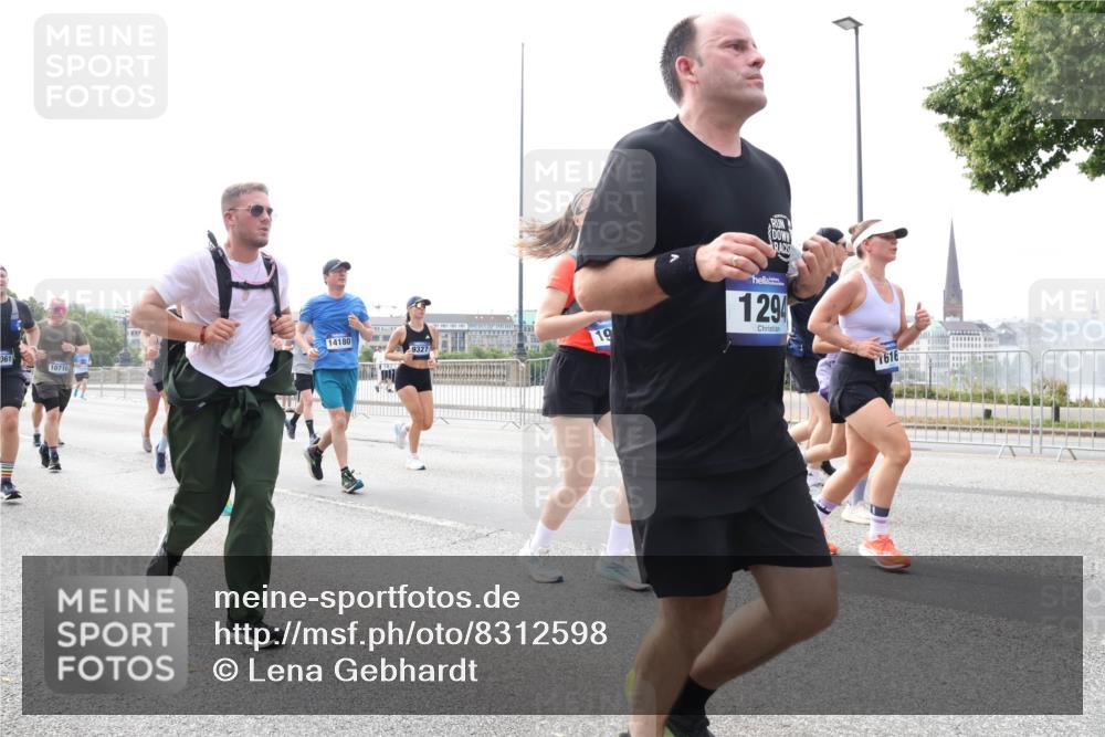 29.06.2025 - hella hamburg halbmarathon Lena Gebhardt http://msf.ph/oto/8312598 29.06.2025 10:22:07 Lombardsbrücke 061, 10710, 14180, 9327, 19, 1294, 1616, 1003, 1158, 1187, 1191, 1250, 1294, 1419, 1598, 1668, 1958, 1963, 2009, 2022, 2063, 2172, 2315, 2351, 2353, 2514, 2529, 2744, 3050, 3108, 3172, 3458, 3606, 3768, 3910, 3946, 3995, 4046, 4113, 4114, 4131, 4289, 4366, 4375, 4376, 4556, 4559, 4829, 4970, 5079, 5641, 5838, 5957, 6030, 6048, 6049, 6086, 6303, 6307, 6475, 6676, 6805, 6820, 6881, 6977, 7075, 7162, 7612, 7672, 7794, 8431, 8715, 8855, 8860, 8884, 8954, 8959, 9002, 9062 meine-sportfotos.de