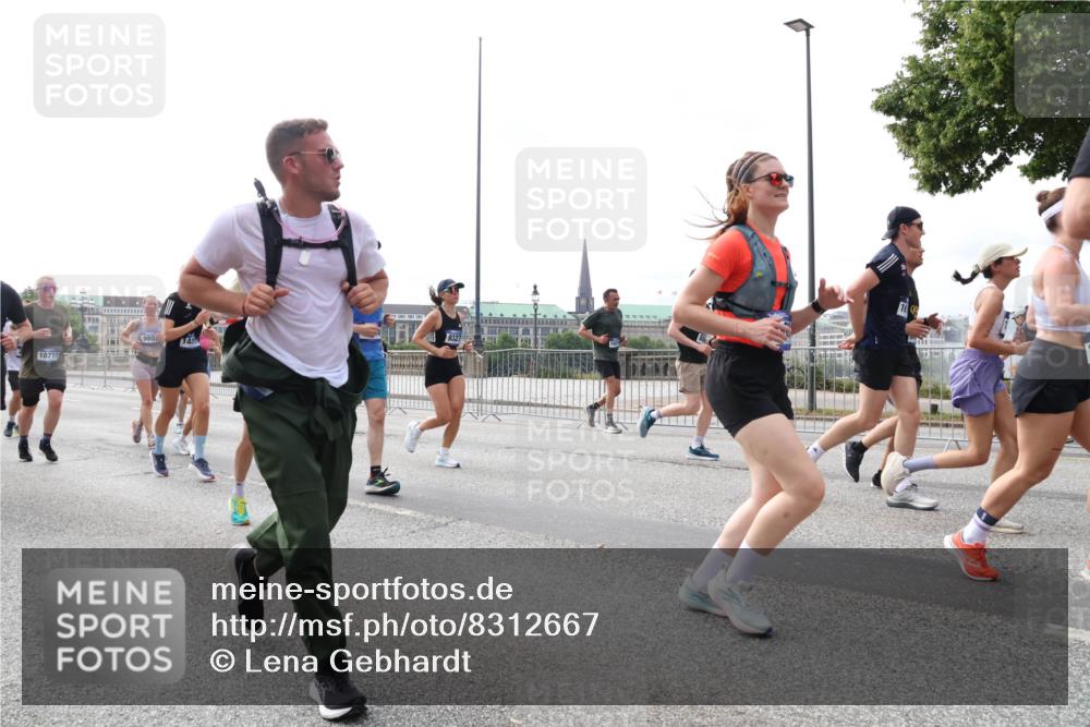 29.06.2025 - hella hamburg halbmarathon Lena Gebhardt http://msf.ph/oto/8312667 29.06.2025 10:22:07 Lombardsbrücke 980, 14, 10710, 1003, 1158, 1187, 1191, 1250, 1294, 1419, 1598, 1668, 1958, 1963, 2009, 2022, 2063, 2172, 2315, 2351, 2353, 2514, 2529, 2744, 3050, 3108, 3172, 3458, 3606, 3768, 3910, 3946, 3995, 4046, 4113, 4114, 4131, 4289, 4366, 4375, 4376, 4556, 4559, 4829, 4970, 5079, 5641, 5838, 5957, 6030, 6048, 6049, 6086, 6303, 6307, 6475, 6676, 6805, 6820, 6881, 6977, 7075, 7162, 7612, 7672, 7794, 8431, 8715, 8855, 8860, 8884, 8954, 8959, 9002, 9062 meine-sportfotos.de