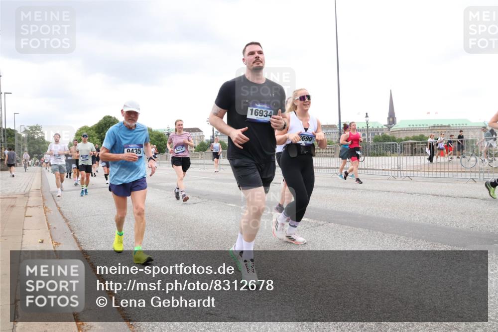 29.06.2025 - hella hamburg halbmarathon Lena Gebhardt http://msf.ph/oto/8312678 29.06.2025 10:56:36 Lombardsbrücke 12543, 0435, 1047, 5237, 16934, 690, 1047, 1113, 1738, 2095, 2143, 2307, 2887, 2915, 2932, 2991, 3257, 3348, 3418, 3438, 3516, 3517, 3520, 3614, 3675, 3676, 3953, 3987, 4083, 4094, 4118, 4773, 5237, 5438, 5580, 5589, 5693, 5757, 5911, 5944, 6348, 6349, 6690, 6968, 7025, 7028, 7090, 7307, 7381, 7711, 8005, 8108, 8150, 8517, 8606, 8766, 8939, 8943, 9172, 9210, 9383, 9435, 9606, 9910, 9948, 9953, 10555, 10569, 10571, 10740, 10784, 10987 meine-sportfotos.de