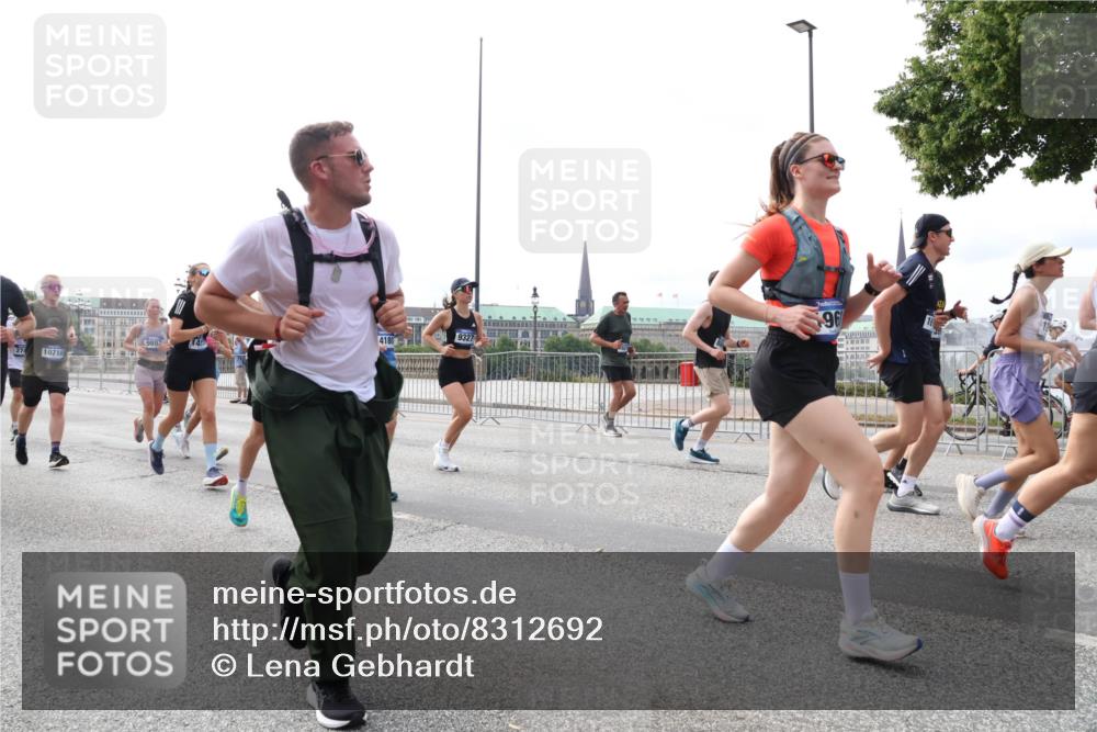 29.06.2025 - hella hamburg halbmarathon Lena Gebhardt http://msf.ph/oto/8312692 29.06.2025 10:22:08 Lombardsbrücke 9327, 4180, 14, 274, 10710, 96, 1003, 1158, 1187, 1191, 1250, 1294, 1419, 1598, 1668, 1958, 1963, 2009, 2022, 2063, 2172, 2315, 2351, 2353, 2514, 2529, 2744, 3050, 3108, 3172, 3458, 3606, 3768, 3910, 3946, 3995, 4046, 4113, 4114, 4131, 4289, 4366, 4375, 4376, 4556, 4559, 4829, 4970, 5079, 5641, 5838, 6030, 6048, 6049, 6303, 6307, 6347, 6475, 6676, 6805, 6820, 6881, 6977, 7075, 7162, 7612, 7672, 7794, 8431, 8715, 8855, 8860, 8884, 8954, 8959, 9002, 9062 meine-sportfotos.de