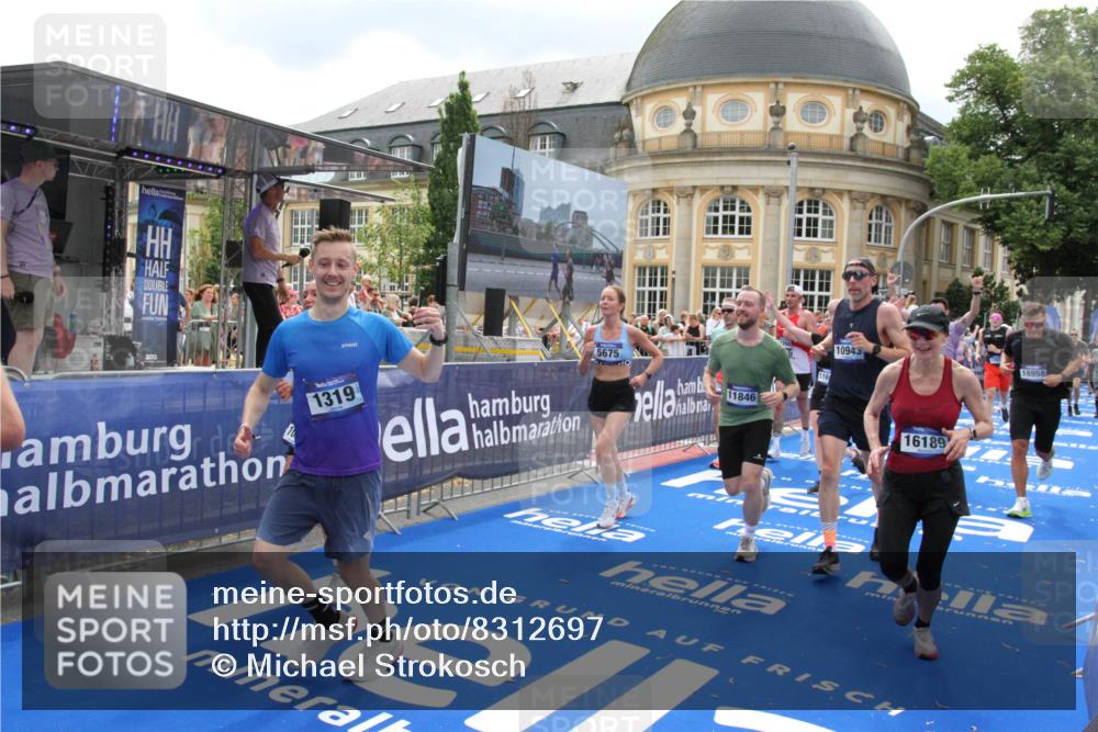 29.06.2025 - hella hamburg halbmarathon Michael Strokosch http://msf.ph/oto/8312697 29.06.2025 10:58:48 Ziel 1319, 2488, 2656, 2840, 5277, 5675, 6592, 6720, 8929, 10539, 10943, 11605, 11846, 13512, 13880, 14266, 14902, 14965, 15197, 16189, 17405, 17630, 17839, 18232, 18587, 18954 meine-sportfotos.de