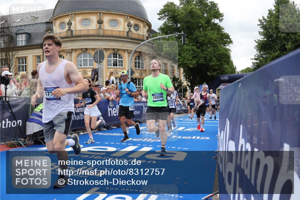 29.06.2025 - hella hamburg halbmarathon Strokosch-Dieckow http://msf.ph/oto/8312757 29.06.2025 10:57:19 Ziel 1877, 2417, 2676, 4940, 5926, 6272, 6281, 6302, 8585, 9450, 9577, 9727, 9934, 10383, 11590, 12014, 12590, 13394, 13664, 13750, 15110, 15229, 15664, 15695, 16625, 16830, 17160, 17660, 17779, 17828, 17848, 17993, 19184 meine-sportfotos.de