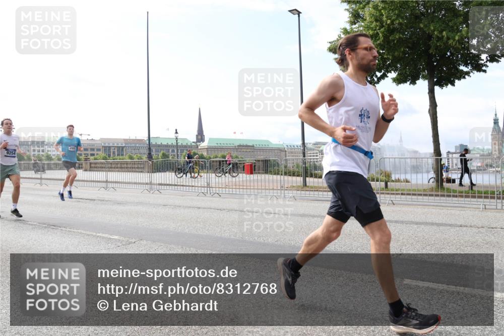 29.06.2025 - hella hamburg halbmarathon Lena Gebhardt http://msf.ph/oto/8312768 29.06.2025 10:12:23 Lombardsbrücke 9254, 1062, 1249, 1610, 1785, 1790, 1850, 2661, 2963, 2964, 3182, 3248, 3262, 3746, 4453, 4499, 4554, 5150, 5166, 5176, 5597, 5598, 6822, 6871, 6966, 7014, 7474, 8971, 9253, 9254, 9405, 9705, 10409, 10581, 10685, 11509, 11525, 11537, 11581, 12456, 13171, 13542, 13566, 13816, 14060, 14196, 14313, 14540, 14863, 14868, 15137, 15369, 16379, 16473, 16976, 18178, 18261, 18395, 18429, 18493, 18655 meine-sportfotos.de