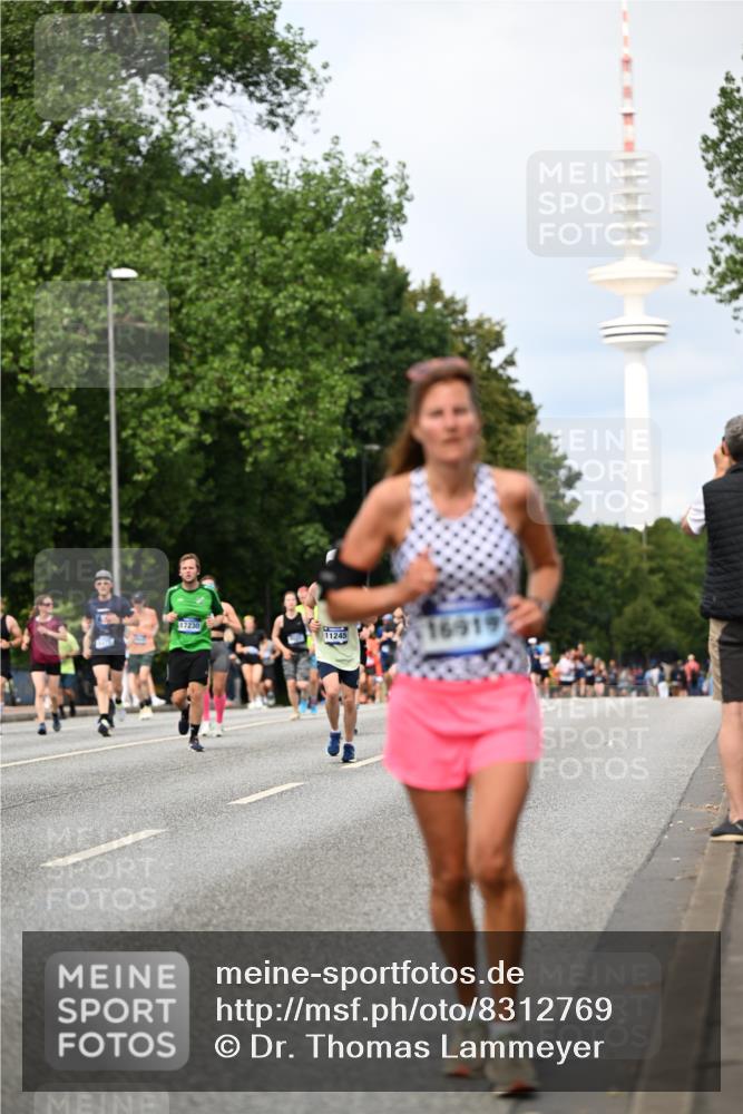 29.06.2025 - hella hamburg halbmarathon Dr. Thomas Lammeyer http://msf.ph/oto/8312769 29.06.2025 10:38:38 Kennedybrücke 1025, 1705, 1787, 2376, 2496, 2510, 2511, 2801, 3145, 3420, 3829, 4479, 4540, 4942, 5609, 6034, 6105, 6109, 6718, 6727, 6843, 7324, 7329, 7644, 8021, 8202, 8589, 8965, 9094, 9379, 9448, 9514, 10674, 11122, 11245, 11432 meine-sportfotos.de