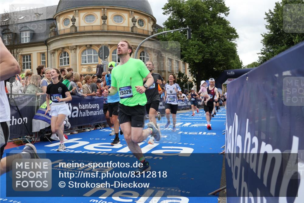 29.06.2025 - hella hamburg halbmarathon Strokosch-Dieckow http://msf.ph/oto/8312818 29.06.2025 10:57:20 Ziel 2417, 2676, 3435, 4940, 5926, 6272, 6281, 6302, 8393, 8585, 9450, 9577, 9727, 9934, 10383, 11590, 12014, 12590, 13394, 13664, 15229, 15664, 15695, 16093, 16625, 16830, 17160, 17660, 17758, 17779, 17828, 17848, 17993 meine-sportfotos.de