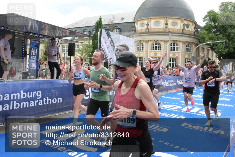 29.06.2025 - hella hamburg halbmarathon Michael Strokosch http://msf.ph/oto/8312840 29.06.2025 10:58:48 Ziel 1319, 2488, 2656, 2840, 5277, 5675, 6592, 6720, 8929, 10539, 10943, 11605, 11846, 13512, 13880, 14266, 14902, 14965, 15197, 16189, 17405, 17630, 17839, 18232, 18587, 18954 meine-sportfotos.de