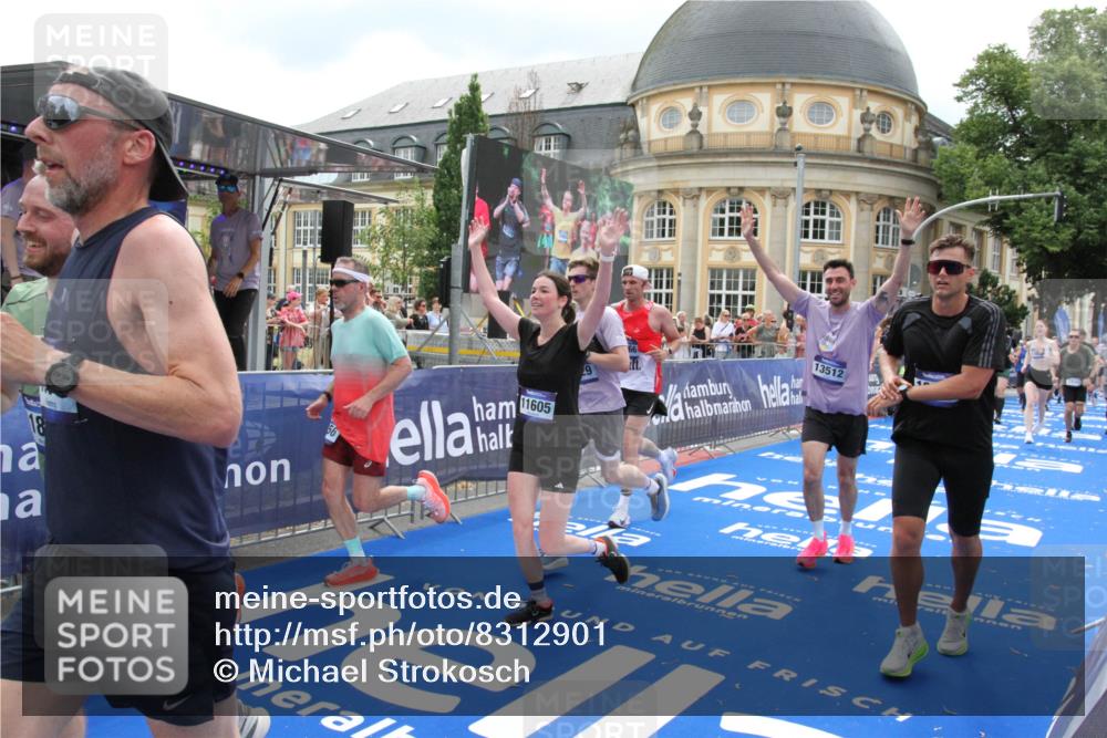29.06.2025 - hella hamburg halbmarathon Michael Strokosch http://msf.ph/oto/8312901 29.06.2025 10:58:49 Ziel 1319, 2488, 2656, 2840, 5277, 5675, 6720, 8929, 10268, 10539, 10943, 11605, 11846, 13512, 13880, 14266, 14902, 14965, 15197, 16189, 17405, 17630, 17839, 18232, 18587, 18954 meine-sportfotos.de