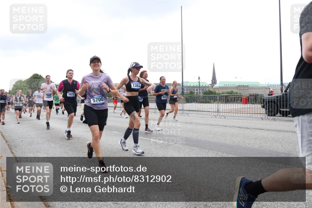 29.06.2025 - hella hamburg halbmarathon Lena Gebhardt http://msf.ph/oto/8312902 29.06.2025 10:47:01 Lombardsbrücke 13756, 13757, 8684, 3823, 5700, 1363, 8553, 92, 1073, 1185, 1286, 1363, 1371, 1375, 1593, 1607, 1704, 1720, 1961, 1999, 2162, 2211, 2320, 2327, 2537, 2555, 2556, 2665, 2981, 3277, 3406, 3407, 3469, 3734, 3823, 4184, 4202, 4239, 4296, 4342, 4355, 4483, 4604, 5111, 5114, 5700, 5796, 5953, 6485, 6496, 6740, 6879, 7073, 7412, 7430, 7431, 7767, 7827, 8131, 8477, 8486, 8553, 8684, 8706, 8967, 9691, 10230, 13969, 14261, 15852, 16882, 16987 meine-sportfotos.de