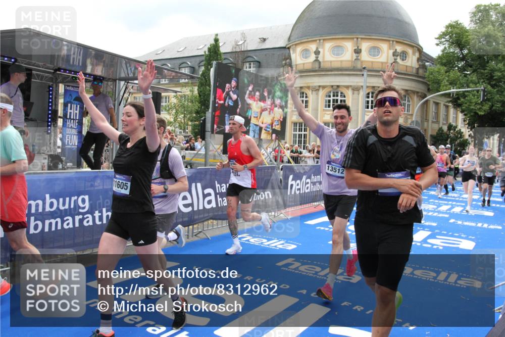 29.06.2025 - hella hamburg halbmarathon Michael Strokosch http://msf.ph/oto/8312962 29.06.2025 10:58:49 Ziel 1319, 2488, 2656, 2840, 5277, 5675, 6720, 8929, 10268, 10539, 10943, 11605, 11846, 13512, 13880, 14266, 14902, 14965, 15197, 16189, 17405, 17630, 17839, 18232, 18587, 18954 meine-sportfotos.de