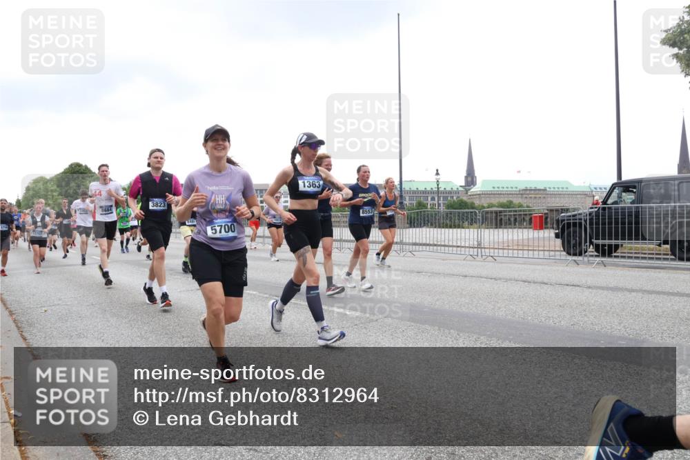 29.06.2025 - hella hamburg halbmarathon Lena Gebhardt http://msf.ph/oto/8312964 29.06.2025 10:47:02 Lombardsbrücke 3756, 13757, 8684, 3823, 1363, 8553, 8488, 5700, 1073, 1185, 1286, 1363, 1371, 1375, 1463, 1593, 1607, 1704, 1720, 1961, 1999, 2162, 2211, 2320, 2327, 2537, 2555, 2556, 2665, 2981, 3277, 3406, 3407, 3734, 3823, 4184, 4202, 4239, 4296, 4342, 4355, 4483, 4604, 4806, 5111, 5114, 5700, 5796, 5953, 6485, 6496, 6740, 6879, 7073, 7412, 7430, 7431, 7631, 7827, 8105, 8131, 8477, 8486, 8553, 8684, 8706, 8967, 9691, 10230, 13969, 14261, 15852, 16882, 16987 meine-sportfotos.de
