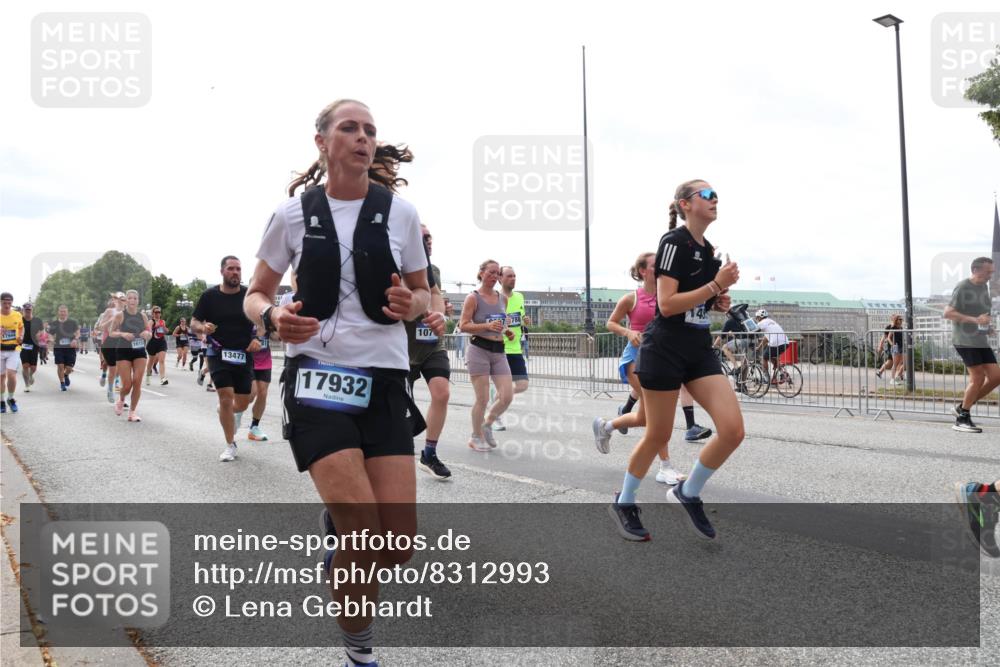 29.06.2025 - hella hamburg halbmarathon Lena Gebhardt http://msf.ph/oto/8312993 29.06.2025 10:22:09 Lombardsbrücke 13477, 17932, 107, 788, 1003, 1158, 1187, 1191, 1250, 1294, 1419, 1598, 1668, 1958, 1963, 2009, 2022, 2063, 2172, 2315, 2351, 2353, 2514, 2529, 2744, 3050, 3108, 3172, 3458, 3606, 3768, 3910, 3946, 3995, 4046, 4113, 4114, 4131, 4289, 4366, 4375, 4376, 4556, 4559, 4829, 4970, 5079, 5641, 5838, 6030, 6048, 6049, 6303, 6307, 6347, 6475, 6676, 6805, 6820, 6881, 6977, 7075, 7162, 7672, 7794, 8431, 8511, 8715, 8855, 8860, 8884, 8954, 8959, 9002, 9062 meine-sportfotos.de