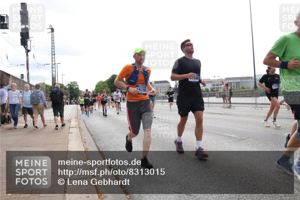 29.06.2025 - hella hamburg halbmarathon Lena Gebhardt http://msf.ph/oto/8313015 29.06.2025 10:37:20 Lombardsbrücke 6192, 388, 13783, 1022, 1253, 1276, 1337, 1339, 1488, 1490, 1597, 1819, 1952, 1954, 2016, 2031, 2072, 2104, 2272, 2480, 2486, 2640, 3127, 3165, 3633, 3714, 3895, 4097, 4347, 4733, 5146, 5171, 5186, 5224, 5538, 5560, 5640, 5786, 5790, 5940, 6172, 6359, 6584, 6804, 6821, 6955, 7085, 7124, 7202, 7235, 7544, 7707, 7777, 7823, 8007, 8257, 8258, 8315, 8758, 8811, 8843, 9054, 9055, 9524, 12123, 12472, 12824, 16680 meine-sportfotos.de