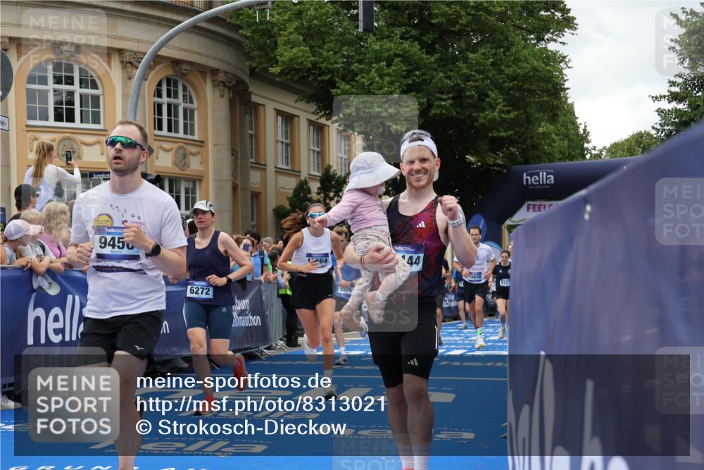29.06.2025 - hella hamburg halbmarathon Strokosch-Dieckow http://msf.ph/oto/8313021 29.06.2025 10:57:22 Ziel 2417, 2676, 3435, 5926, 6272, 6281, 6302, 8393, 8585, 9450, 9727, 9934, 10383, 12014, 12144, 12590, 13394, 13664, 15229, 15695, 16093, 16625, 16830, 17160, 17758, 17779, 17828, 17848 meine-sportfotos.de