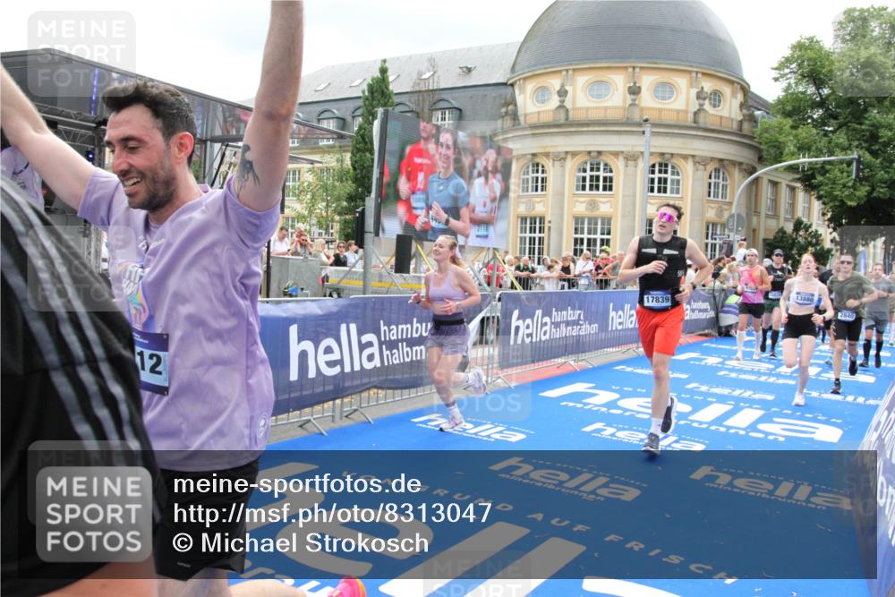 29.06.2025 - hella hamburg halbmarathon Michael Strokosch http://msf.ph/oto/8313047 29.06.2025 10:58:50 Ziel 1319, 2488, 2656, 2840, 3859, 5277, 5675, 6720, 8807, 8929, 10268, 10539, 10943, 11605, 11846, 13512, 13880, 14266, 14902, 14965, 16189, 17405, 17630, 17839, 18232, 18954 meine-sportfotos.de