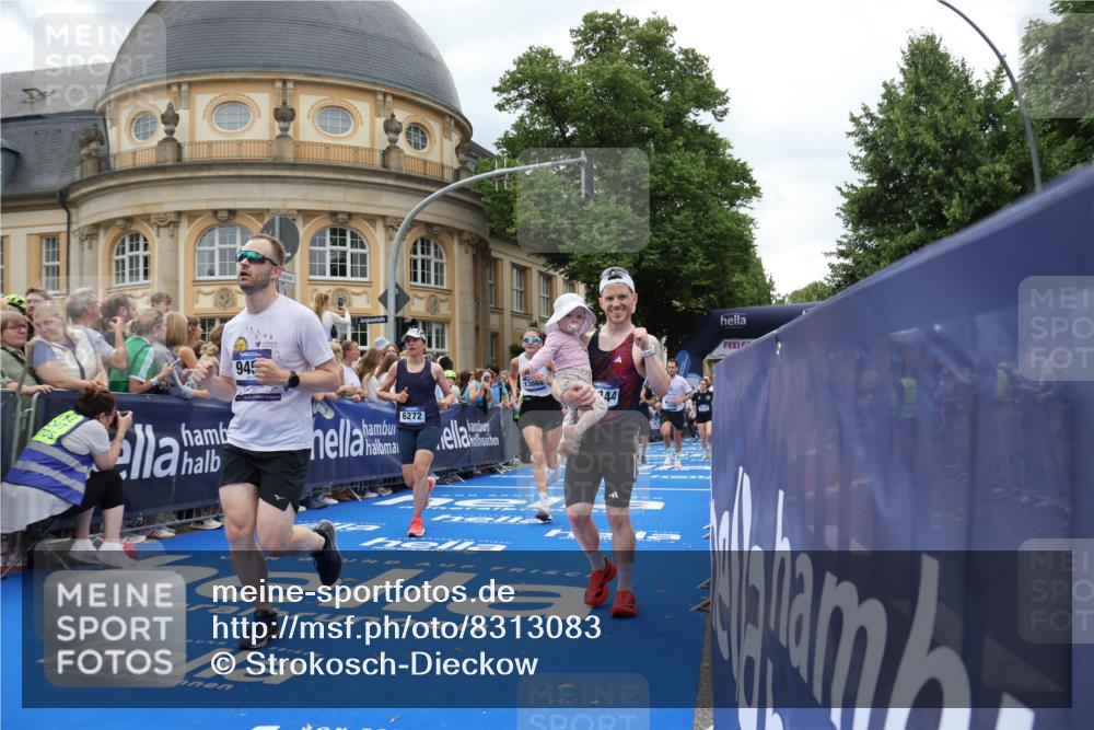 29.06.2025 - hella hamburg halbmarathon Strokosch-Dieckow http://msf.ph/oto/8313083 29.06.2025 10:57:22 Ziel 2417, 2676, 3435, 5926, 6272, 6281, 6302, 8393, 8585, 9450, 9727, 9934, 10383, 12014, 12144, 12590, 13394, 13664, 15229, 15695, 16093, 16625, 16830, 17160, 17758, 17779, 17828, 17848 meine-sportfotos.de