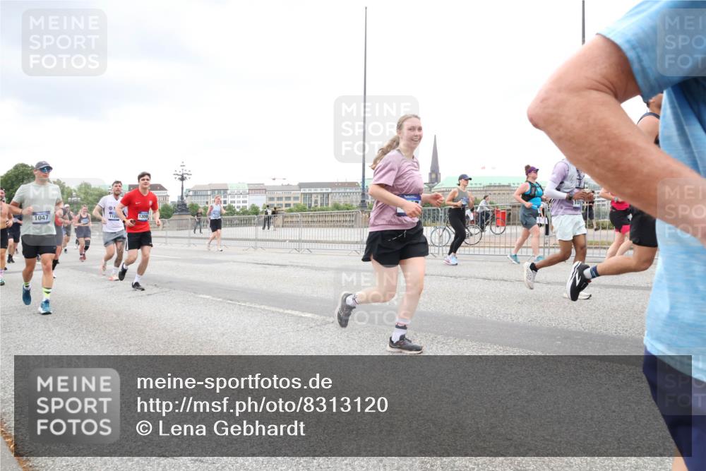 29.06.2025 - hella hamburg halbmarathon Lena Gebhardt http://msf.ph/oto/8313120 29.06.2025 10:56:38 Lombardsbrücke 1047, 1120, 1047, 1113, 1738, 2143, 2307, 2887, 2915, 2932, 2991, 3257, 3348, 3387, 3418, 3438, 3516, 3517, 3520, 3614, 3675, 3676, 3953, 3987, 4083, 4094, 4118, 4773, 5237, 5438, 5580, 5589, 5693, 5757, 5911, 5944, 6348, 6349, 6690, 6968, 7025, 7028, 7090, 7307, 7381, 7711, 8108, 8150, 8517, 8606, 8766, 8939, 8943, 9172, 9210, 9383, 9435, 9606, 9910, 9948, 9953, 10555, 10569, 10571, 10740, 10784, 10987 meine-sportfotos.de