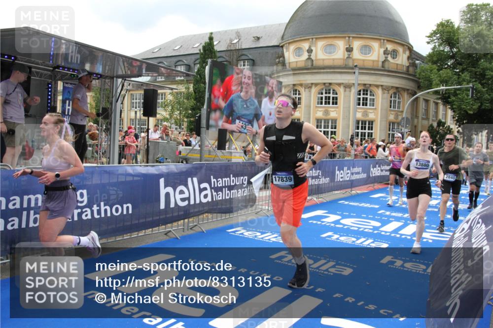 29.06.2025 - hella hamburg halbmarathon Michael Strokosch http://msf.ph/oto/8313135 29.06.2025 10:58:51 Ziel 2159, 2488, 2656, 2840, 3859, 5277, 5675, 6720, 8807, 8929, 10268, 10539, 10943, 11605, 11846, 13512, 13880, 14266, 14902, 14965, 17405, 17630, 17839, 18232, 18954 meine-sportfotos.de