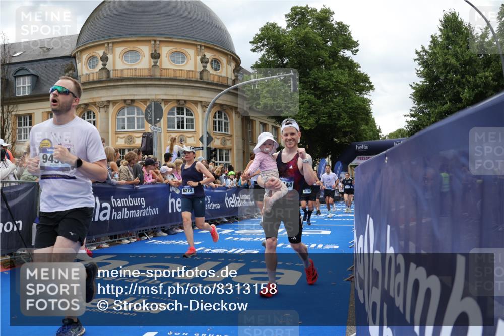 29.06.2025 - hella hamburg halbmarathon Strokosch-Dieckow http://msf.ph/oto/8313158 29.06.2025 10:57:23 Ziel 2417, 3435, 5926, 6272, 6281, 6302, 8393, 8585, 9450, 9727, 9934, 12014, 12144, 12590, 13245, 13394, 13664, 15229, 15695, 16093, 16625, 16830, 17160, 17758, 17779, 17828 meine-sportfotos.de