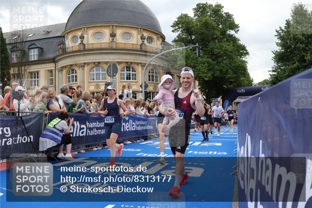 29.06.2025 - hella hamburg halbmarathon Strokosch-Dieckow http://msf.ph/oto/8313177 29.06.2025 10:57:23 Ziel 2417, 3435, 5926, 6272, 6281, 6302, 8393, 8585, 9450, 9727, 9934, 12014, 12144, 12590, 13245, 13394, 13664, 15229, 15695, 16093, 16625, 16830, 17160, 17758, 17779, 17828 meine-sportfotos.de