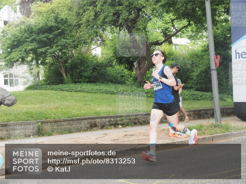 29.06.2025 - hella hamburg halbmarathon KatJ http://msf.ph/oto/8313253 29.06.2025 10:15:31 Zwischen KM18-KM19 1271 meine-sportfotos.de